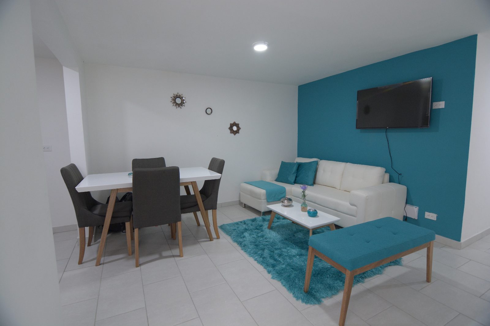 apartamentos amoblados amplios iluminados 2 habitaciones para 5 personas ( apto 101 color azul primer piso ) ( apto 202 amarillo 2do piso) (apto 203 tapete morado 2do piso ) - Living Room