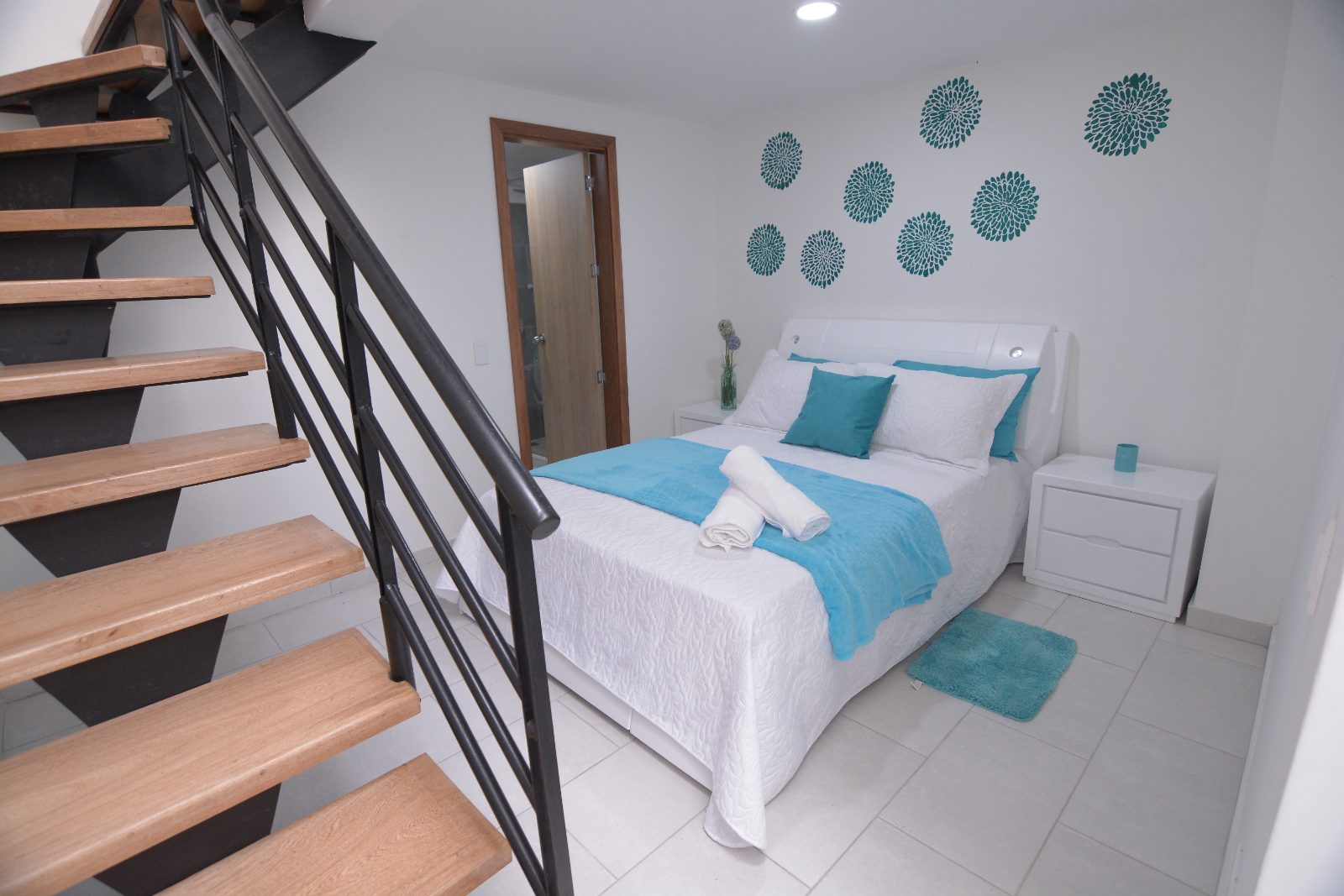 apartamentos amoblados amplios iluminados 2 habitaciones para 5 personas ( apto 101 color azul primer piso ) ( apto 202 amarillo 2do piso) (apto 203 tapete morado 2do piso ) - laureles estadio
